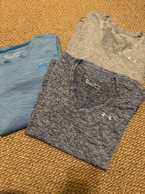 Under Armour Women's Heather Gray V-Neck Performance Tee